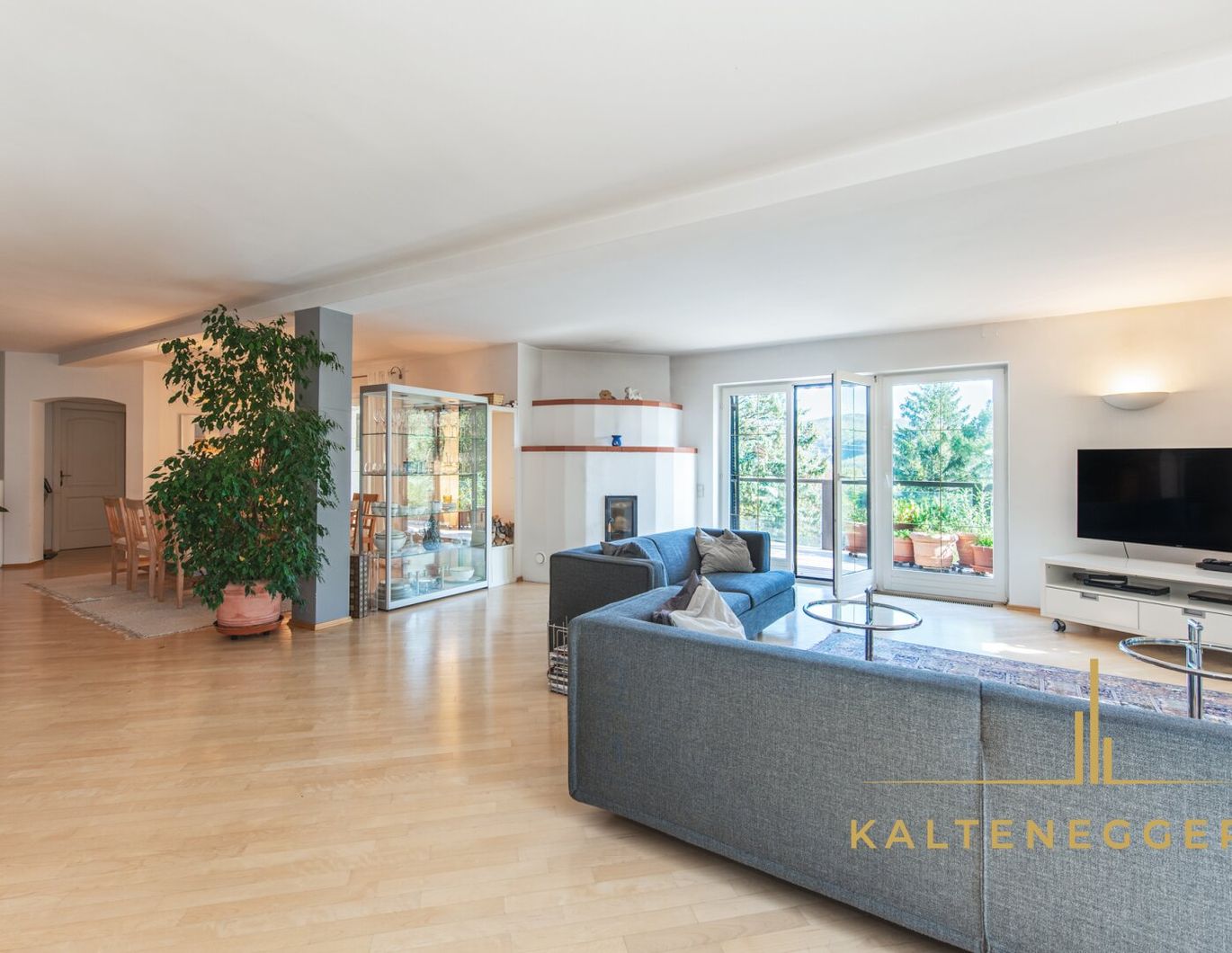 Traumgrundstück mit 320 m² Villa, großem Pool und Fernblick