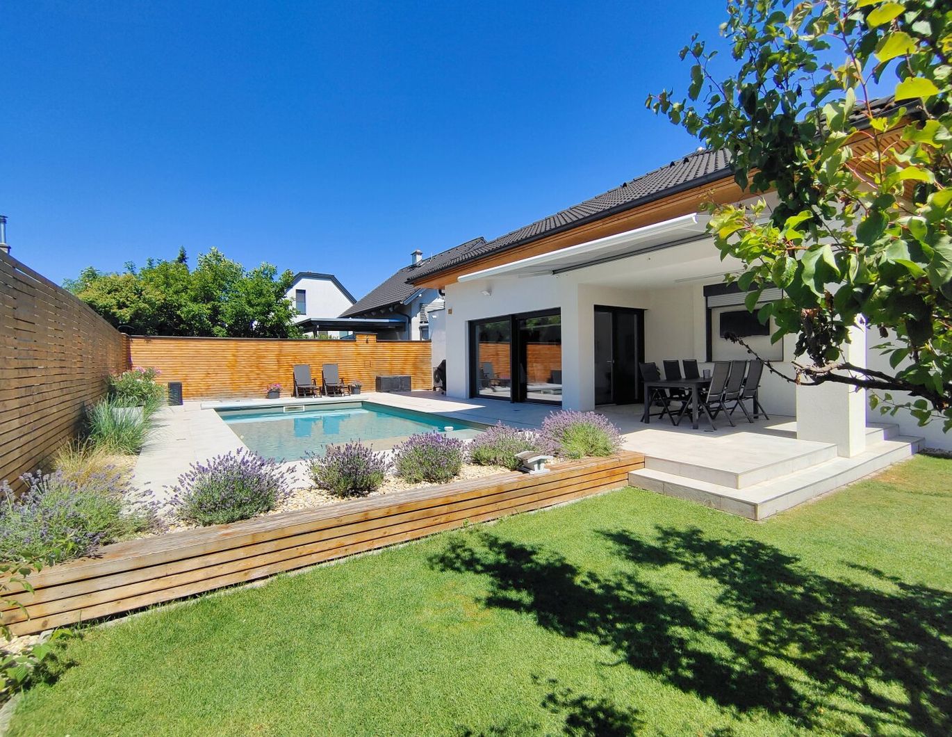 Exklusiver Bungalow in Grünruhelage ein Wohnen auf höchstem Niveau mit Pool und Smart-Home-System