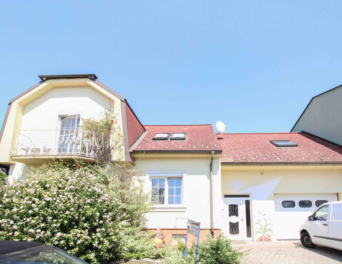 Großzügiges Haus mit großer Garage und schönem Garten !