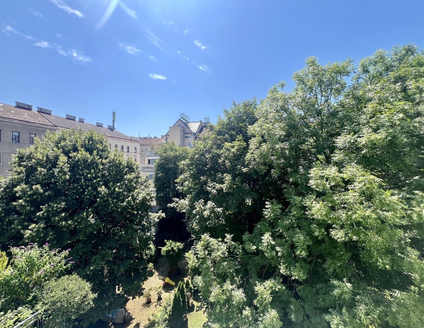 Hofruhelage: Altbauwohnung mit Grünblick!