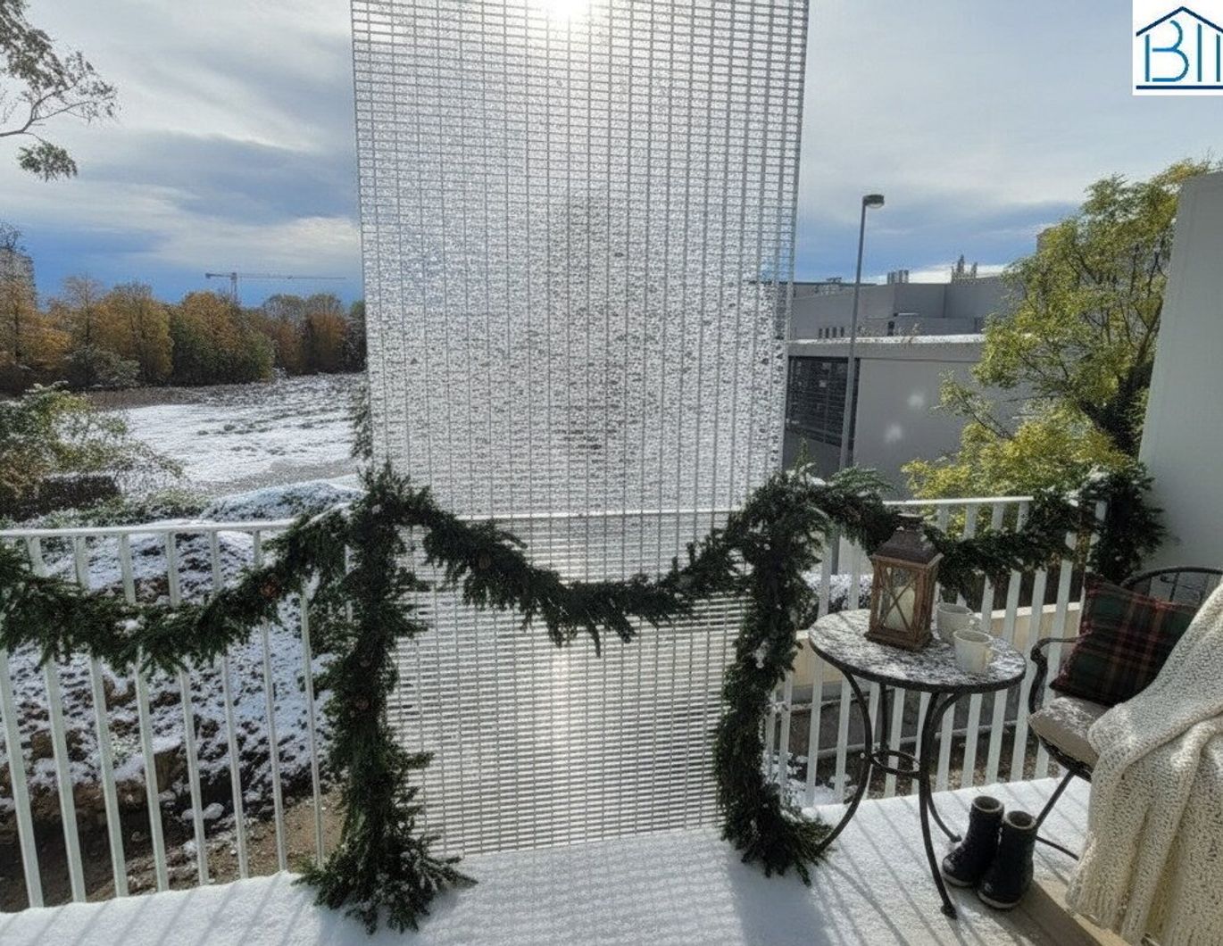 Sonniger Südbalkon mit Ausblick