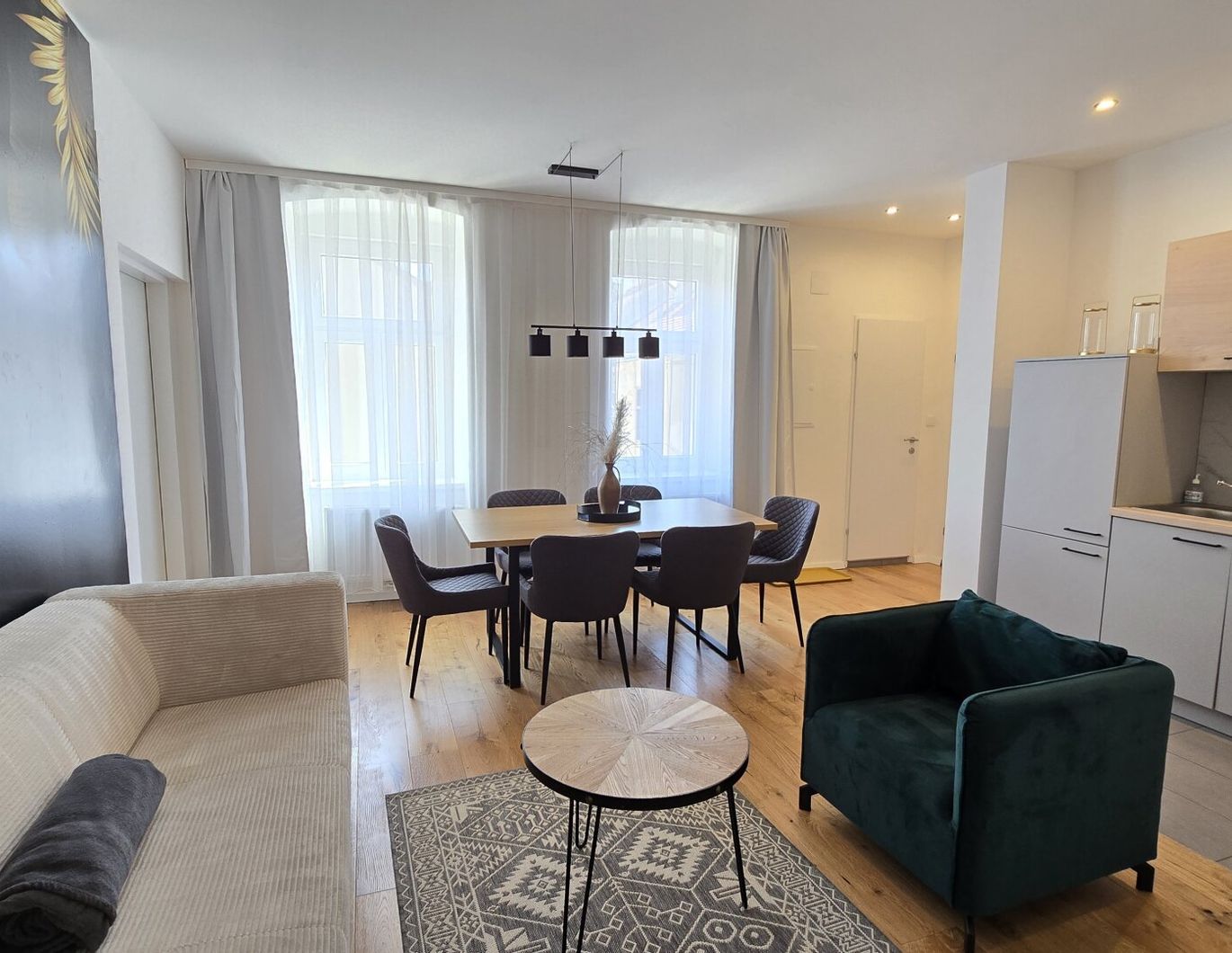 Schöne 4 Zimmer Wohnung, komplett Neu saniert vor einem Jahr