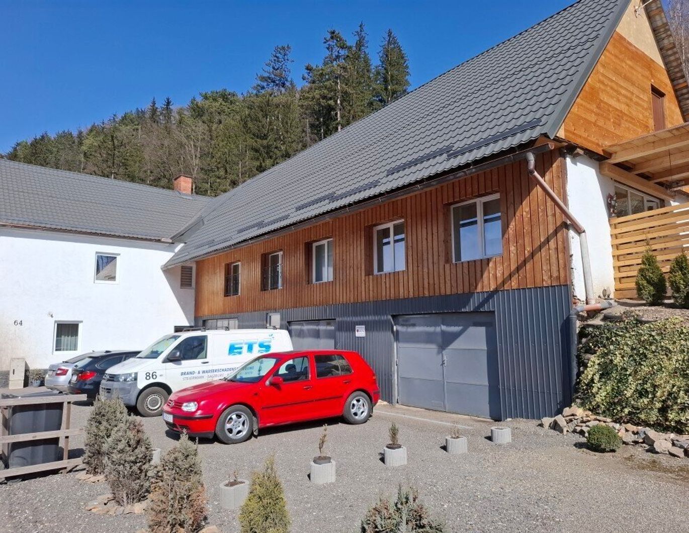 Preissenkung: Teilrenoviertes Mehrparteienhaus mit 4 Wohnungen und 4 Garagen in Leoben zu kaufen !