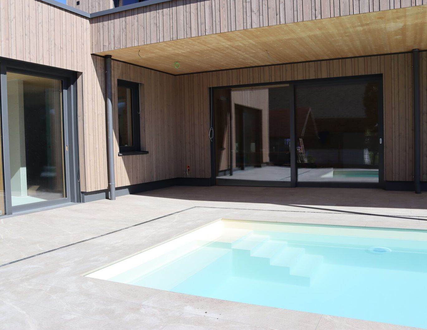 Exquisite Neubau-Luxusvilla mit Seeblick und Pool