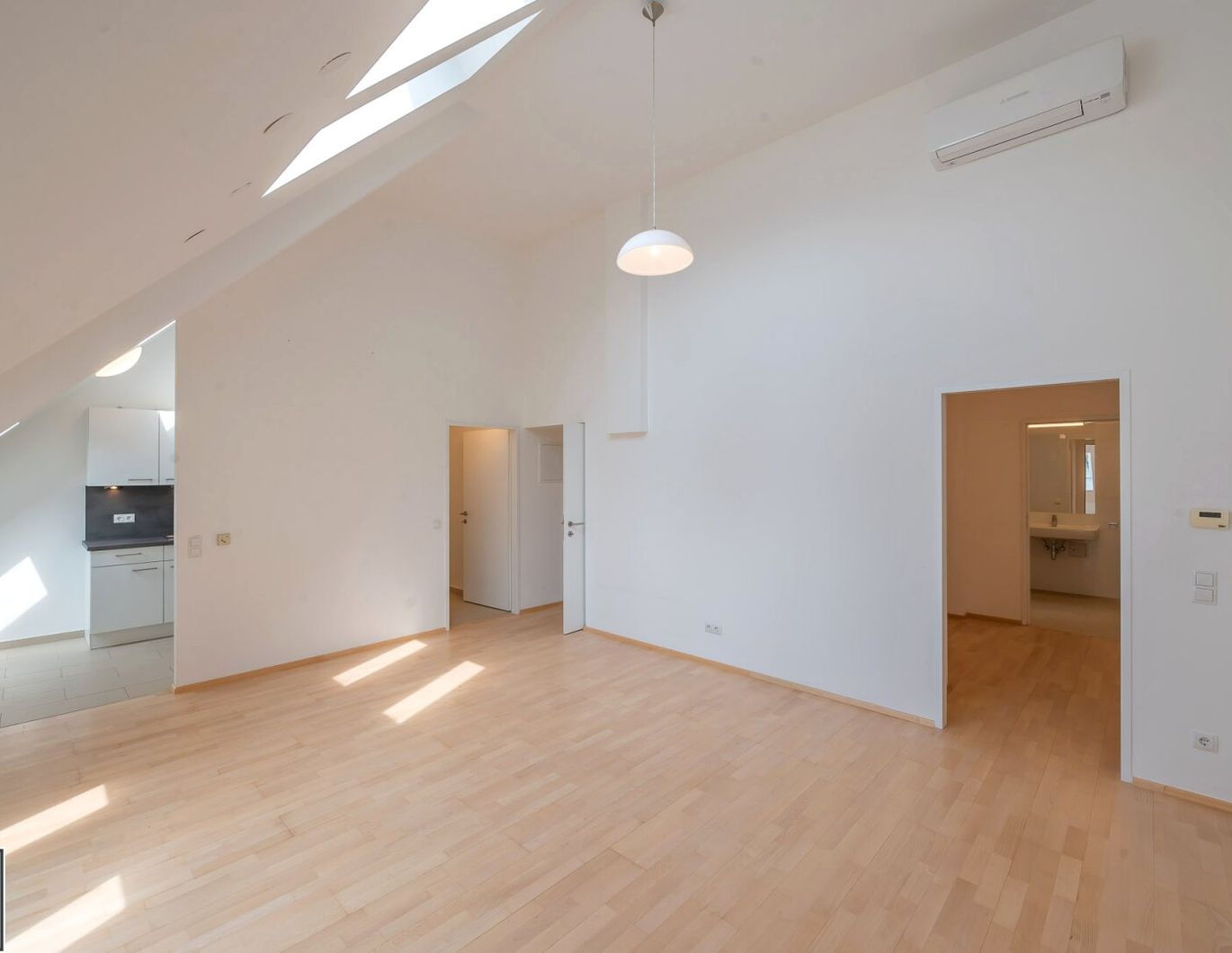 Single-Hit ~ Helle DG-Wohnung mit Klima in ausgezeichneter Lage (Taborstraße 44) ~ ab sofort beziehbar!