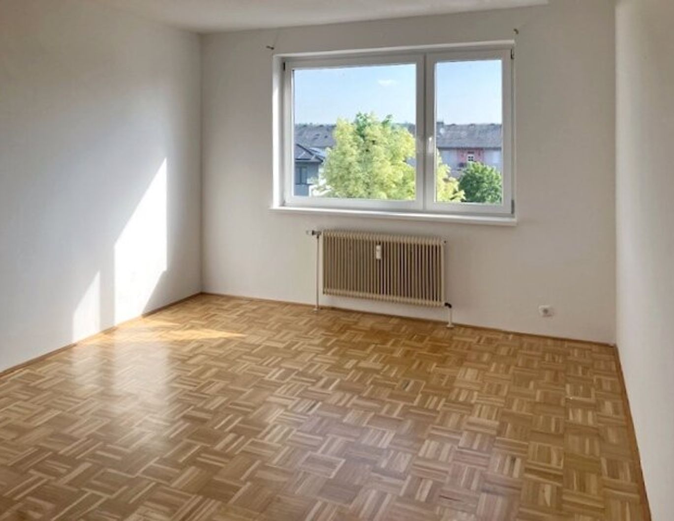 WOHNEN IM GRÜNEN - 3 ZIMMER WOHNUNG MIT BALKON UND PARKPLATZ