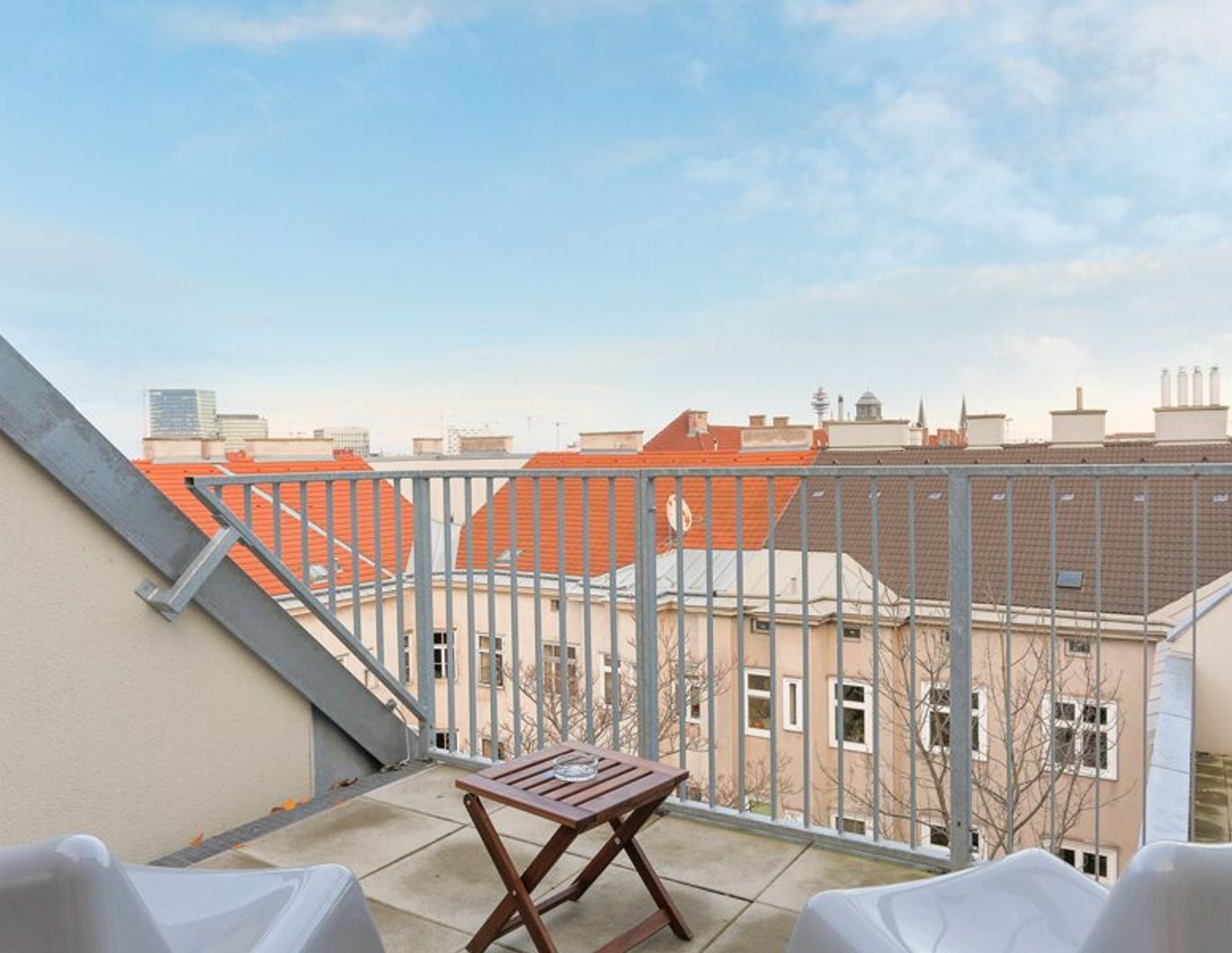 Stylische 2-Zimmer-Dachgeschosswohnung mit Terrasse & Garage nahe Hauptbahnhof