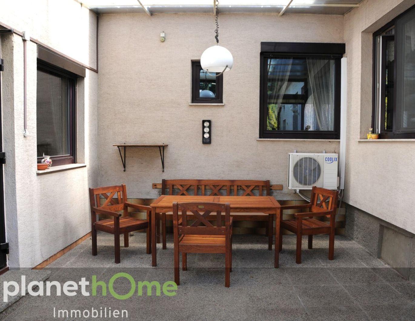 U-förmiges Haus mit überdachter Terrasse