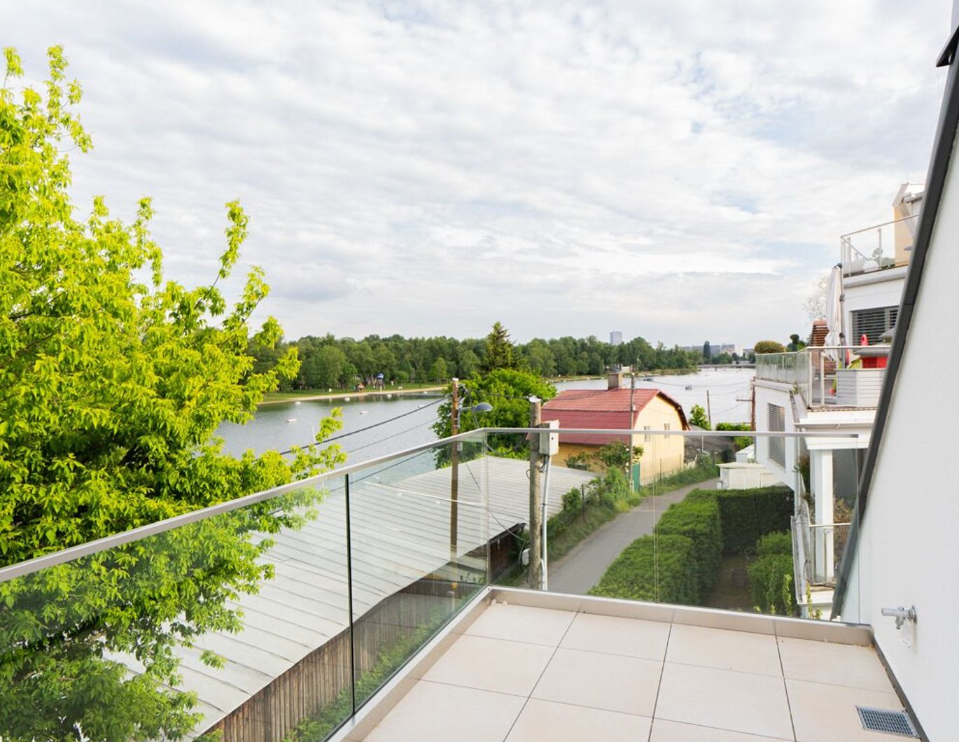 ALTE DONAU - TRAUMHAFTE 2-ZIMMER-WOHNUNG MIT BALKON & WASSERBLICK