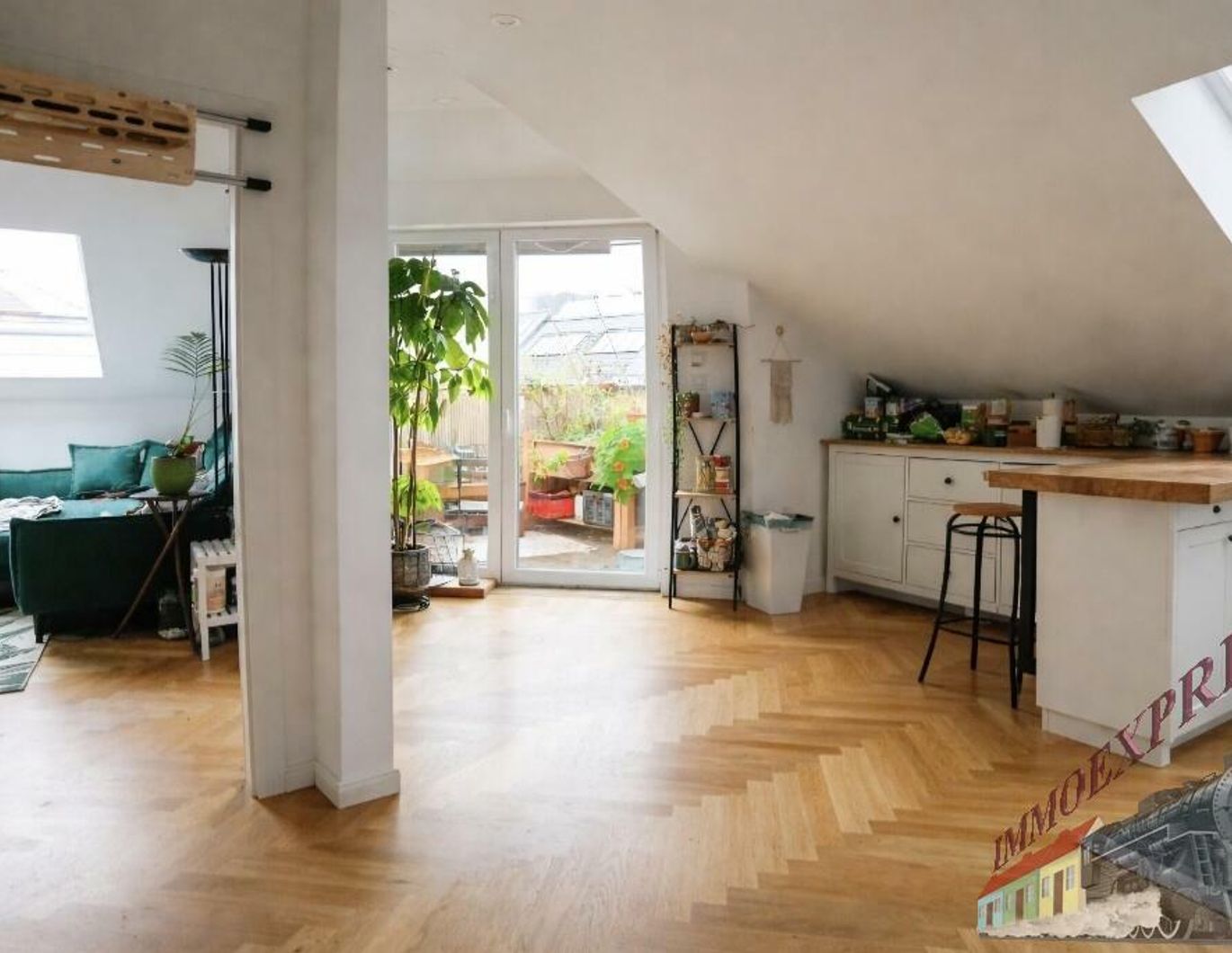 Dachtraum mit Balkon und Klimaanlage sucht langfristige/n Mieter/In