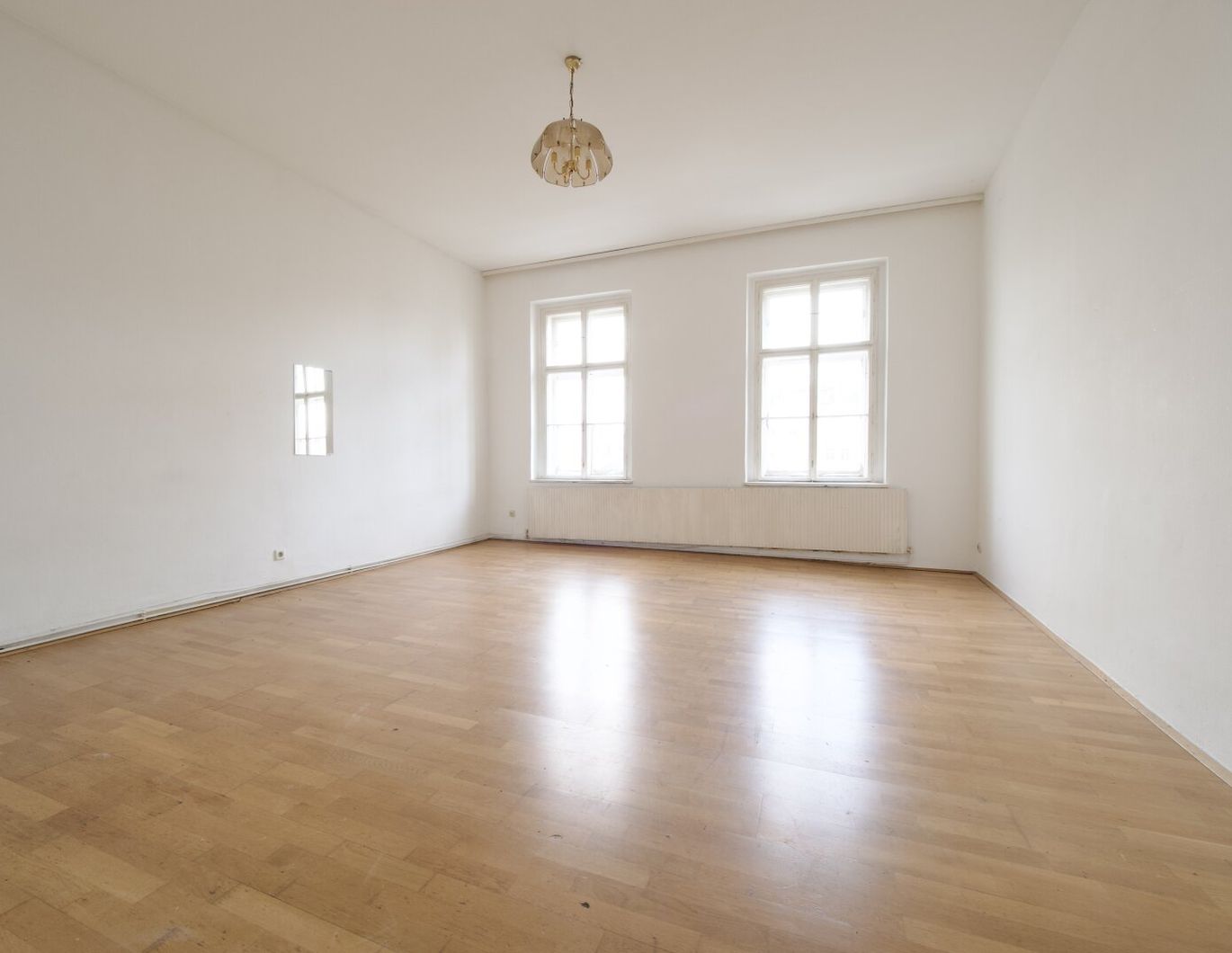 Renovierungsbedürftige Garçonnière in klassischem Gründerzeithaus in U-Bahn-Nähe