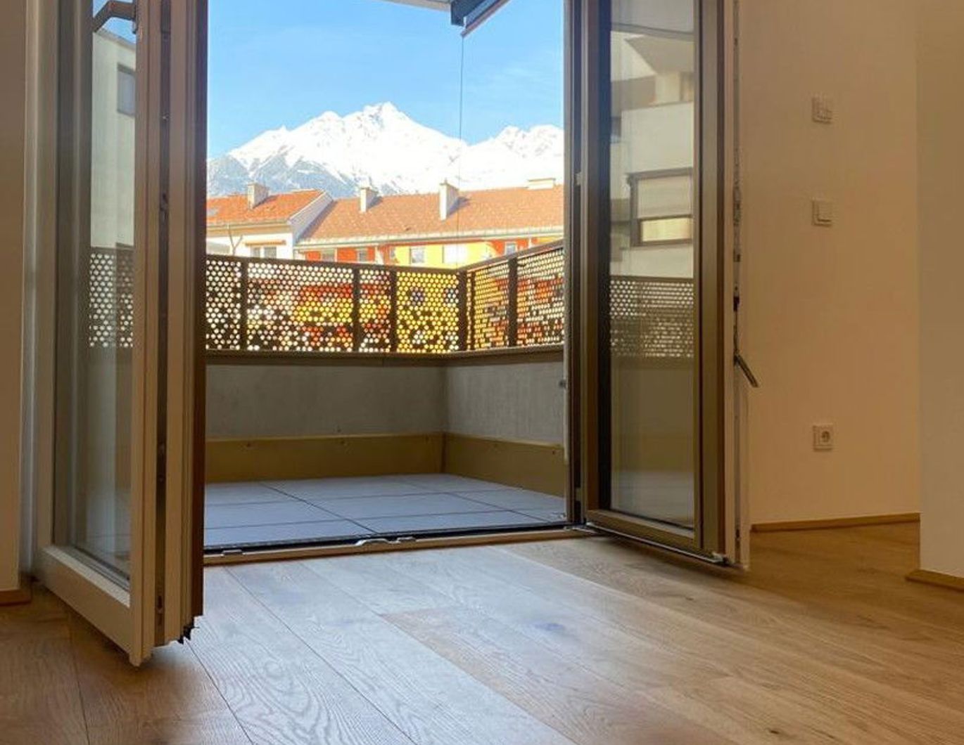 Neue Zweizimmerwohnung mit Balkon und Tiefgarage