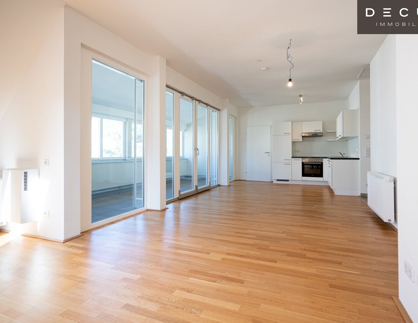 | SCHÖNE MAISONETTE MIT GROSSER LOGGIA | NÄHE SCHLOSS EGGENBERG