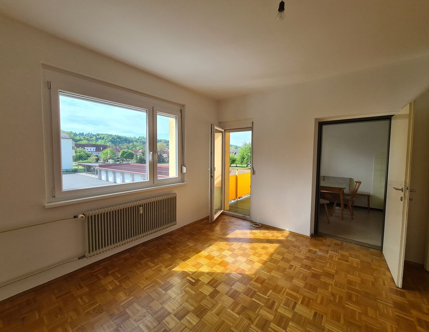 Sofort beziehbare Kleinwohnung mit Süd- Loggia samt Freisicht in Ruhelage am Stadtrand !