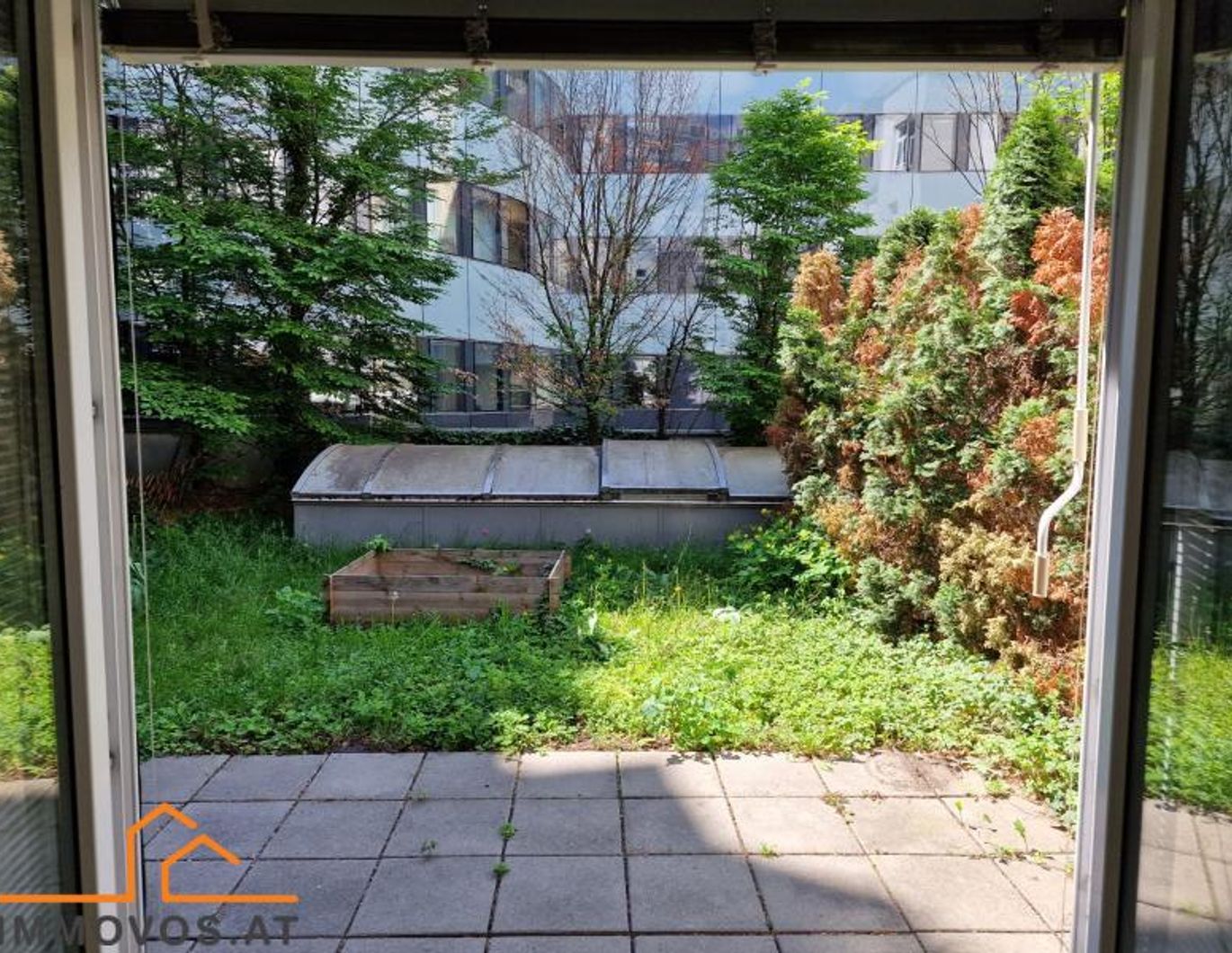 FRÜHLING mit Terrasse, Eigengarten und Garagenplatz, MÖBLIERTE SPITZENNEUBAUWOHNUNG!