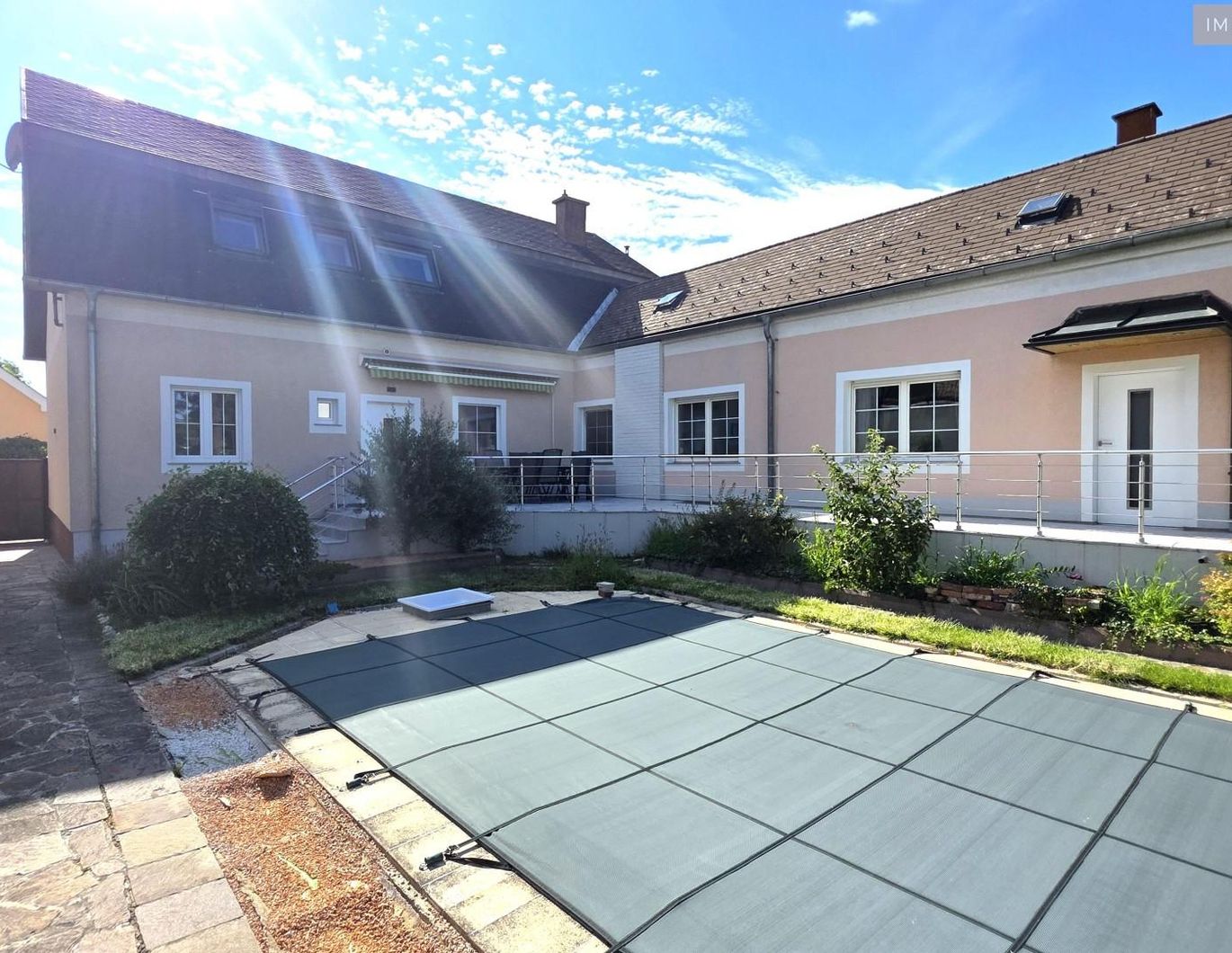 EIGENGRUND in NEUFELD!!! Generalsaniertes, großzügig angelegtes Haus mit Salzwasserpool und Garage!!