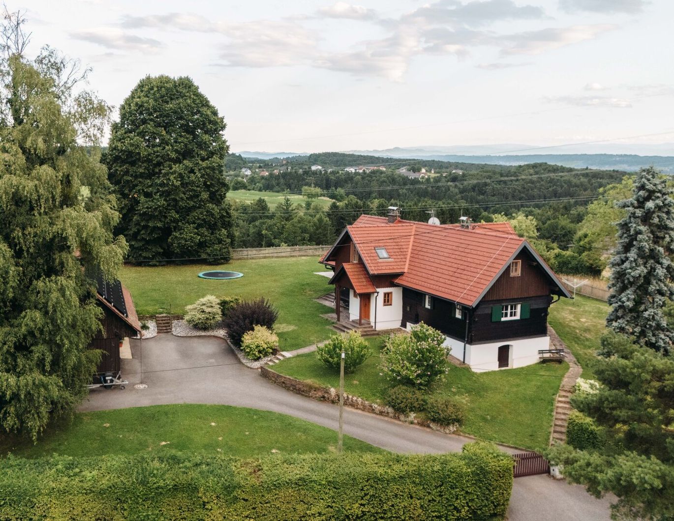 Einzellage mit Weitblick - Charmantes Einfamilienhaus mit großem Grundstück, Swim-Spa, Weinkeller & Stil!