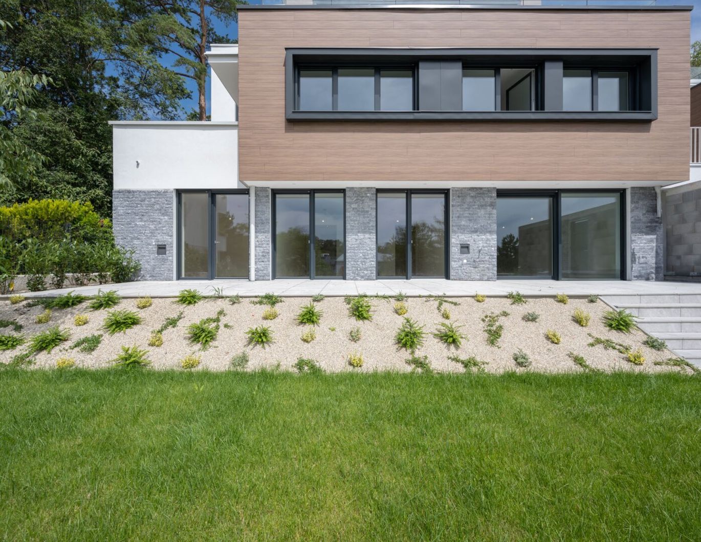 Großzügige 4-Zimmer Wohnung mit Terrasse und Garten