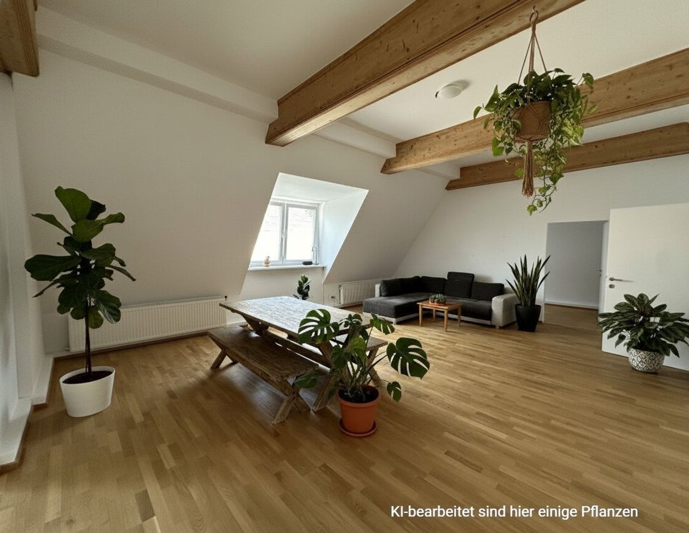 UNBEFRISTET: große 5 Zimmer im frisch ausgebauten Dachgeschoss mit Balkon!