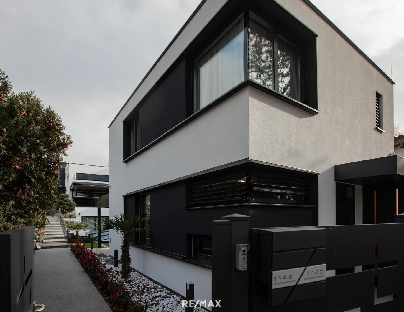 Luxuriöses, modernes Haus im Kleingarten auf 3 Ebenen