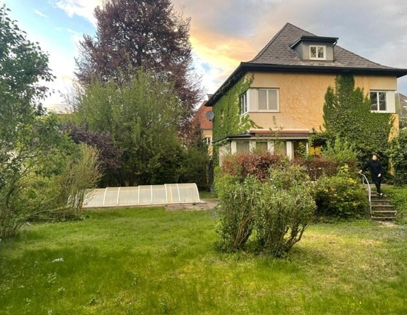Welser Bestlage: 1123 m² sonniges Grundstücksfläche mit traumhaftem Garten, Terrasse und Pool