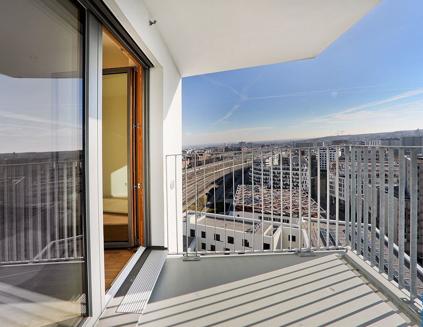 Sonnwendviertel - Großzügige 1-Zimmer-Wohnung im 15. OG mit Balkon im Sonnwendviertel - Fitnessraum, Co-Working & Rooftop-Terrasse inklusive!