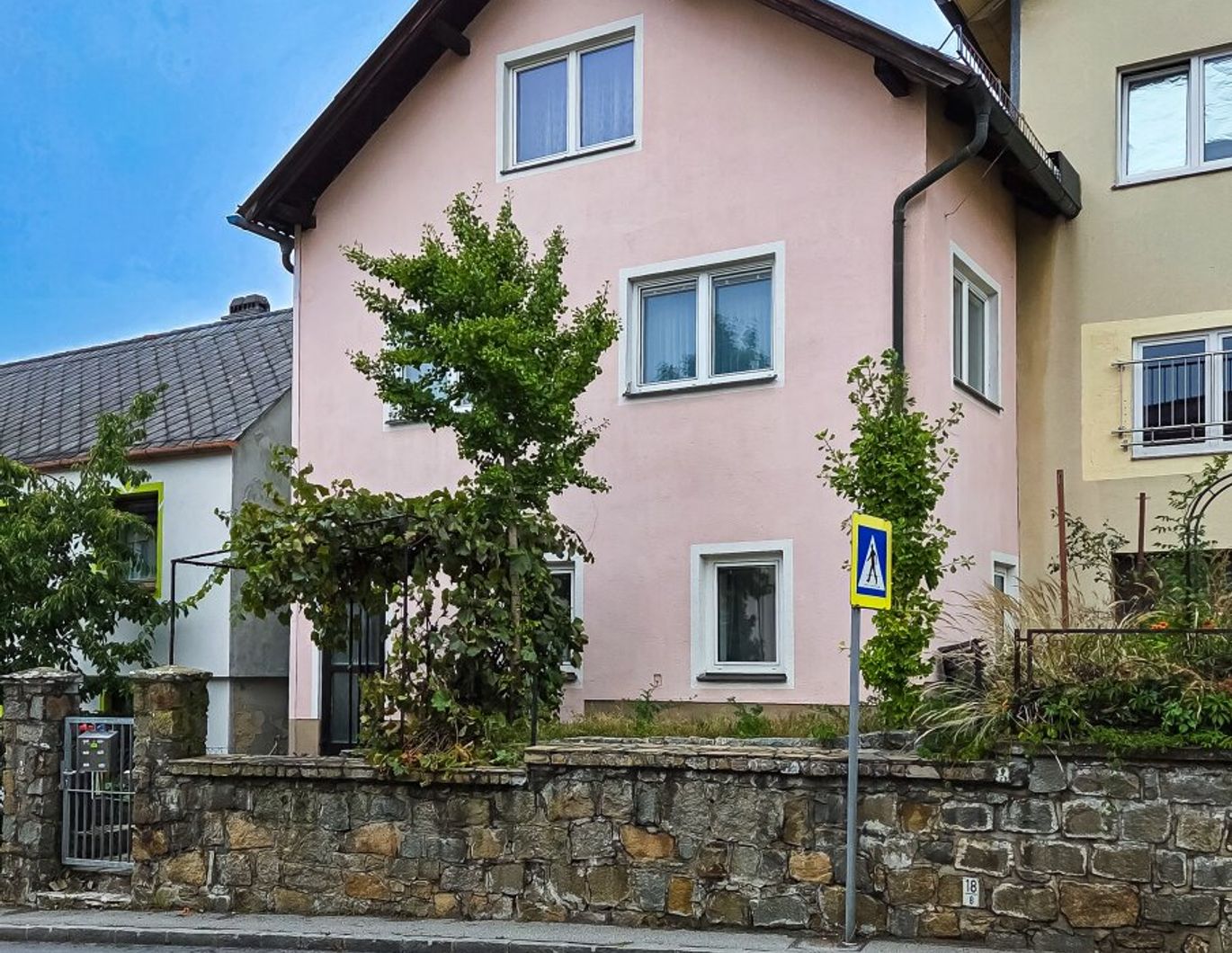 Charmantes Einfamilienhaus mit Ausbaupotenzial und großzügiger Terrasse