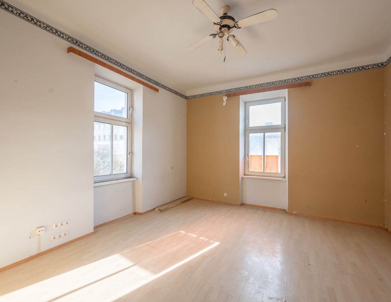 ++Q18++ sanierungsbedürftige 2,5-Zimmer Altbauwohnung, großes Umbaupotenzial