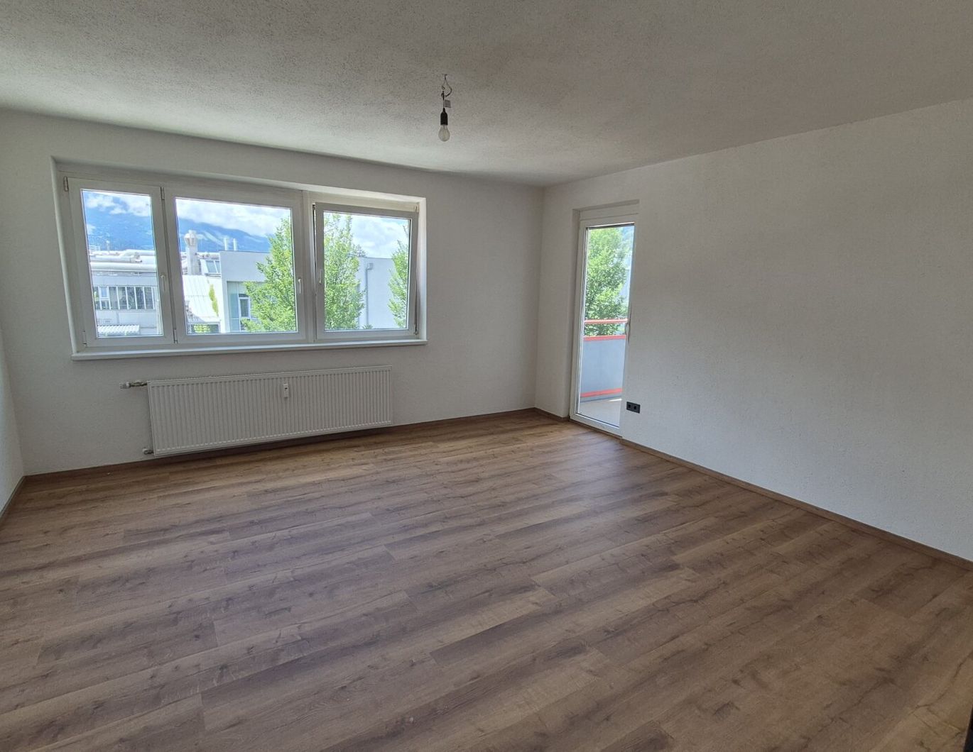 4-ZIMMERWOHNUNG MIT BALKON (VOLLSANIERT)