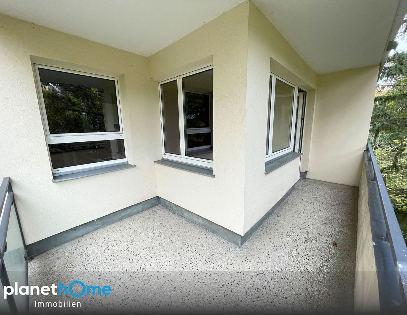 Süße, absolut ruhige Zweizimmerwohnung mit schönem Balkon und Grünblick