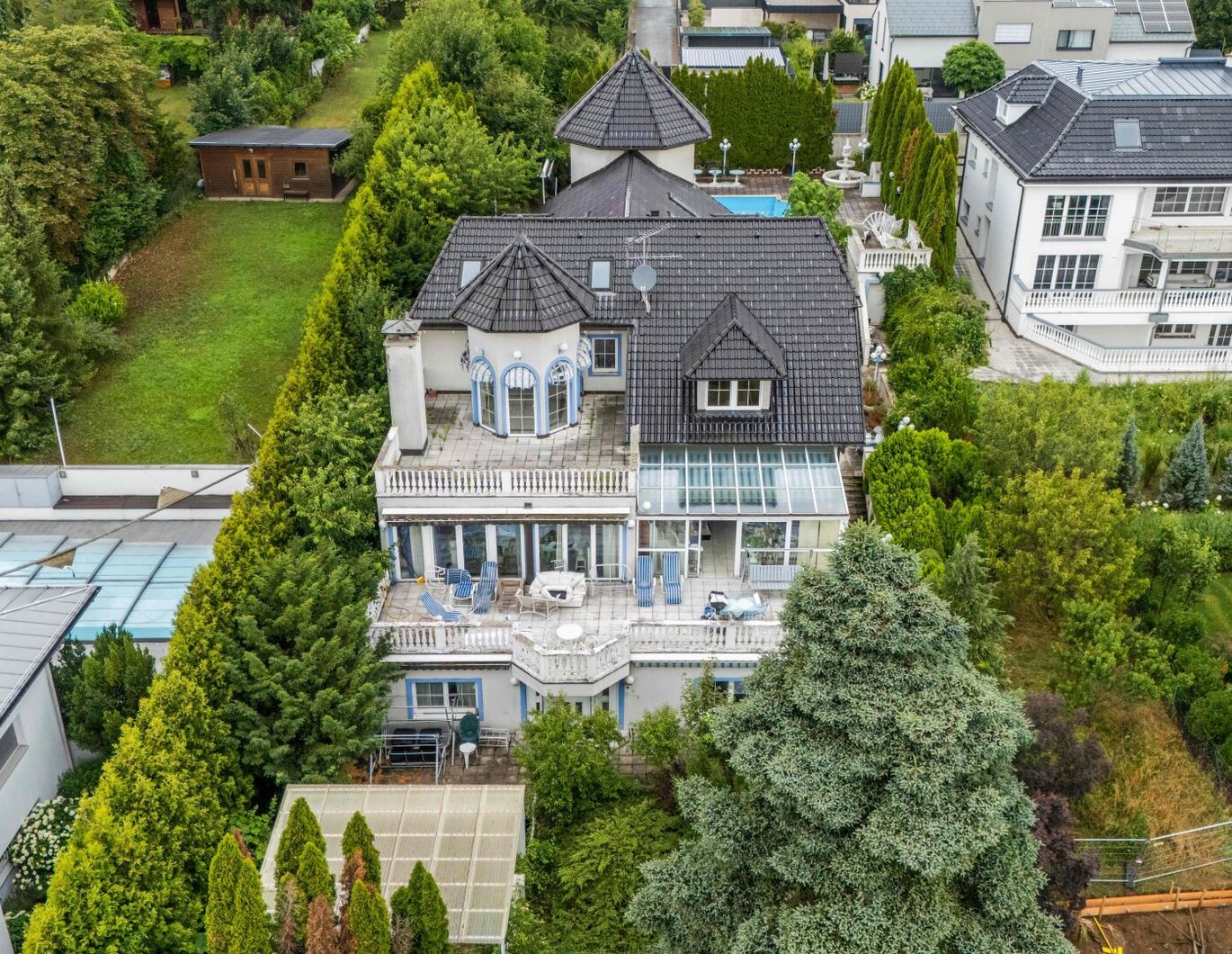 Traumvilla in Gießhübl: 14 Zimmer, Garten & Balkone für 1,95 Mio. €! Ein Rohdiamant wartet auf Sie!