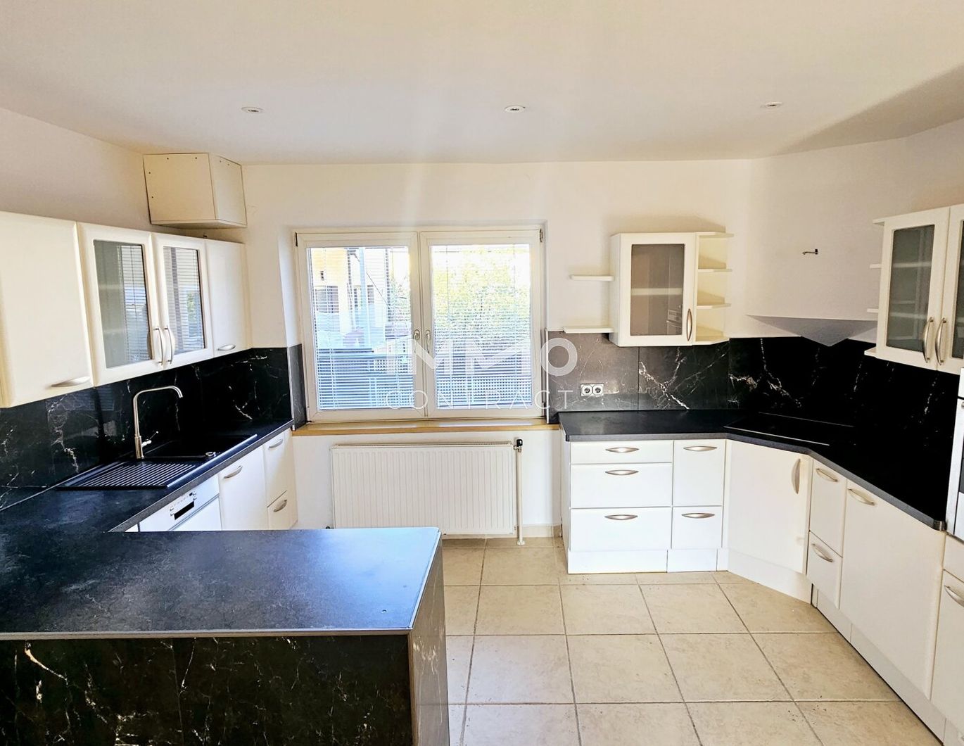 Geräumige, moderne 4-Zimmer-Wohnung mit zwei Bädern und großer Küche im Zentrum von Laxenburg