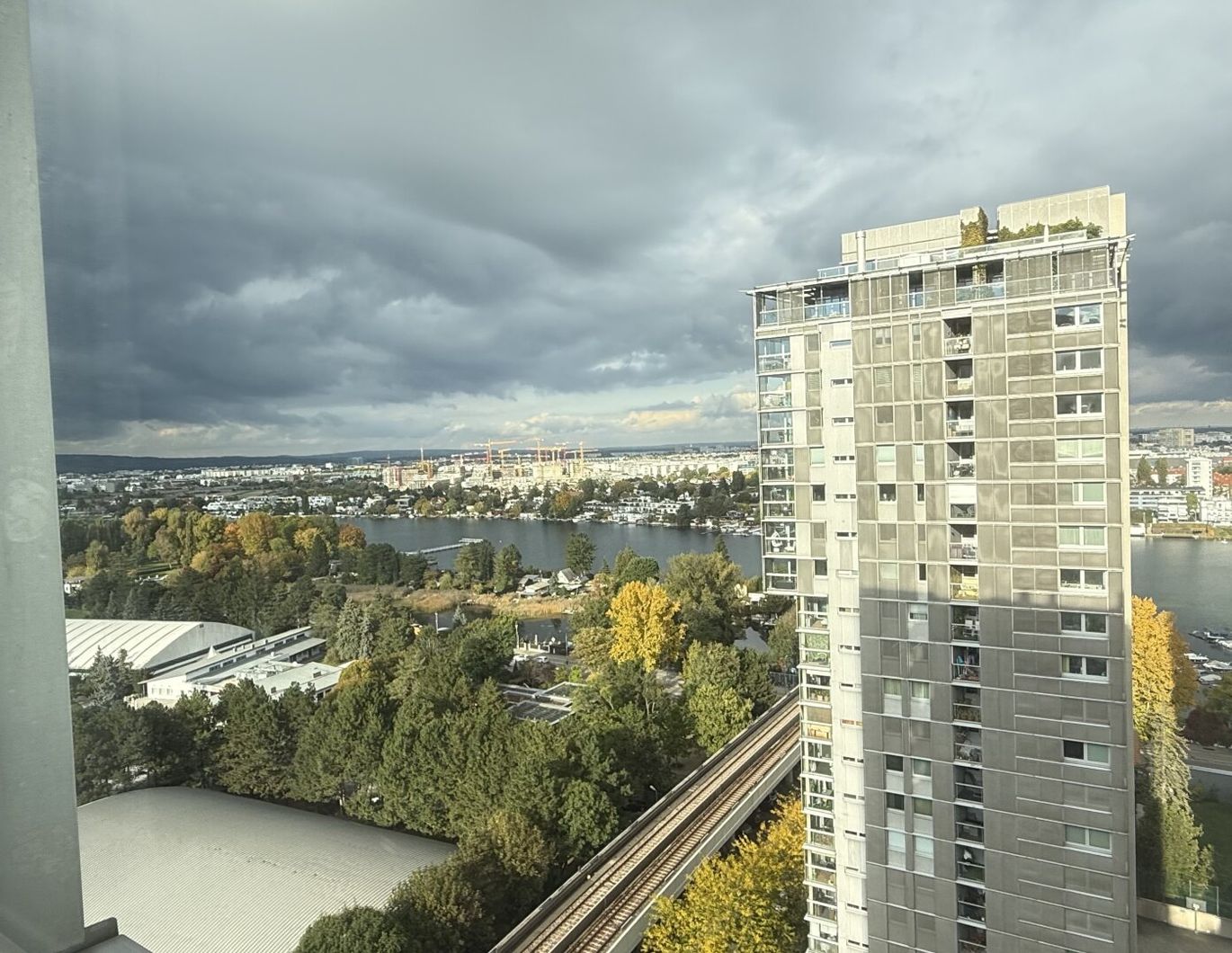 Teilmöblierte 3 Zimmer mit Klima und verglaster Loggia ***** spektakulärer Weitblick + optionaler Garagenstellplatz *****