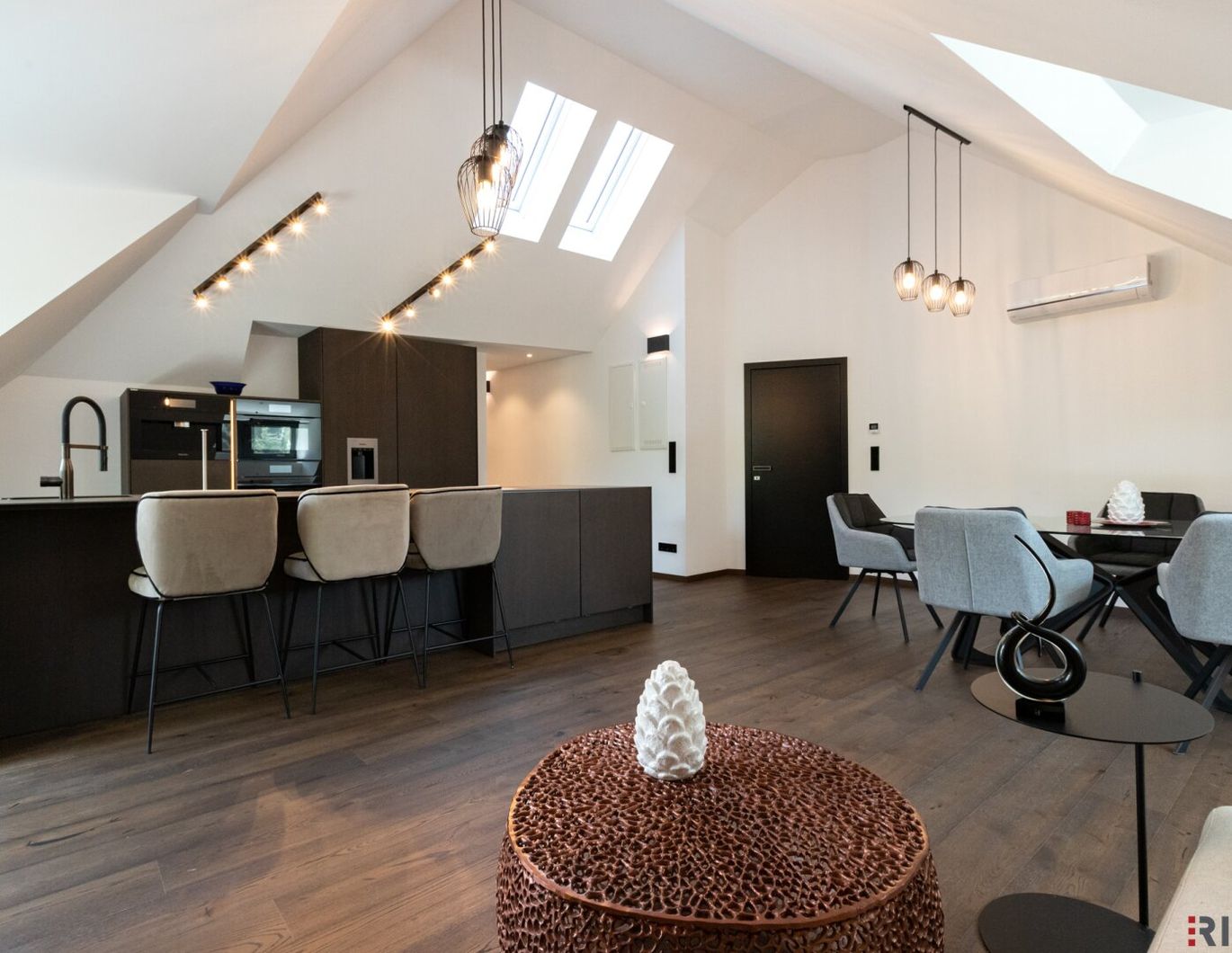 Luxus-Dachgeschoss 133,81 m² mit Terrasse, Designer-Inselküche & Spa-Bad - Weinbergblick + Poolnutzung - Voll möbliert