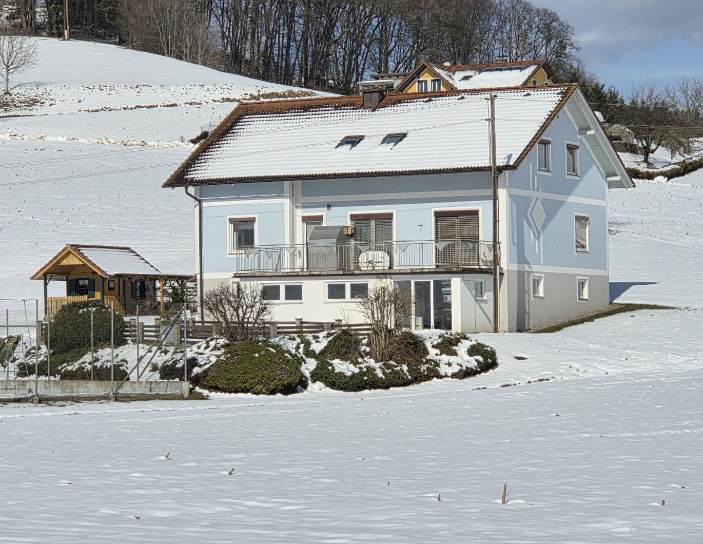 Großzügige und gepflegte Mietwohneinheit in einem Wohnhaus im Obergeschoß in ländlicher Ruhelage.