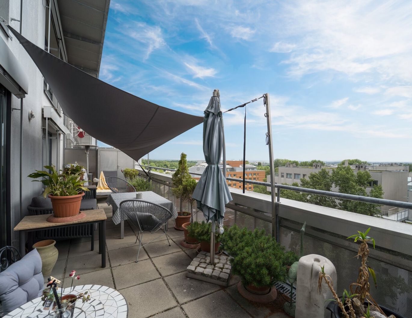 Lichtdurchfluteten Dachgeschoß-Maisonettewohnung mit traumhafter Terrasse und Grünblick!