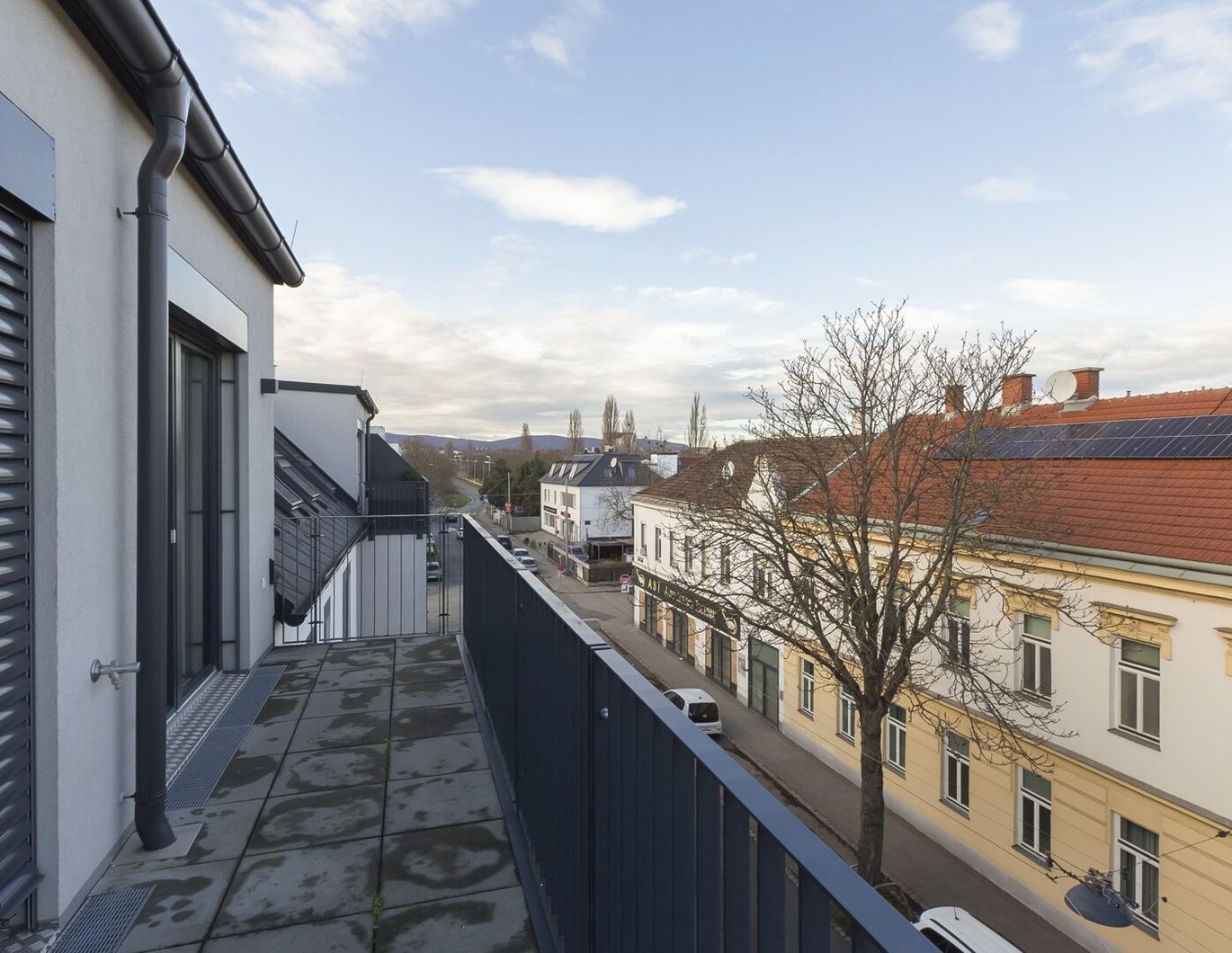 Anton-Baumgartner-Straße - repräsentative 3 Zimmer DG-Wohnung mit Terrasse und Garage