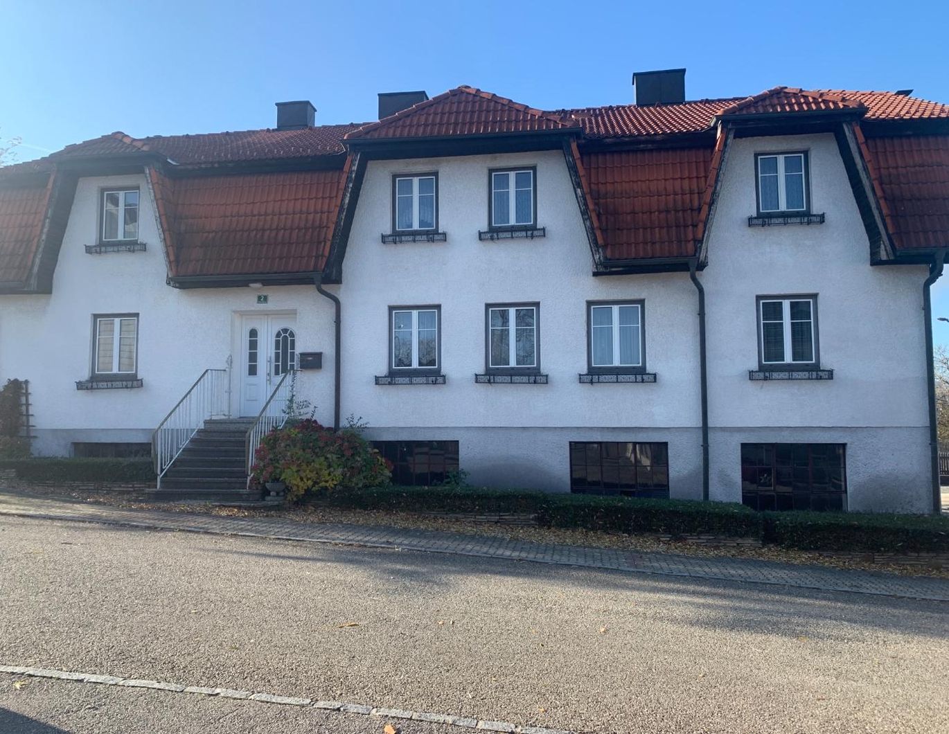 Geräumiges Haus mit zwei Wohneinheiten u. Garagen - Auch für Wohnen und Gewerbe nutzbar