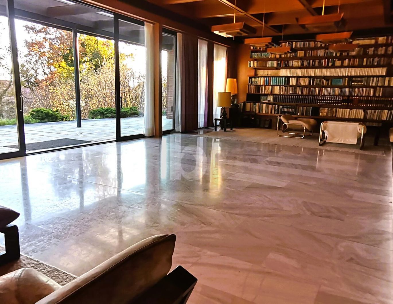 VOM LUXUS REPRÄSENTATIVEN LEBENS - GEFÜHLTE ALLEINLAGE