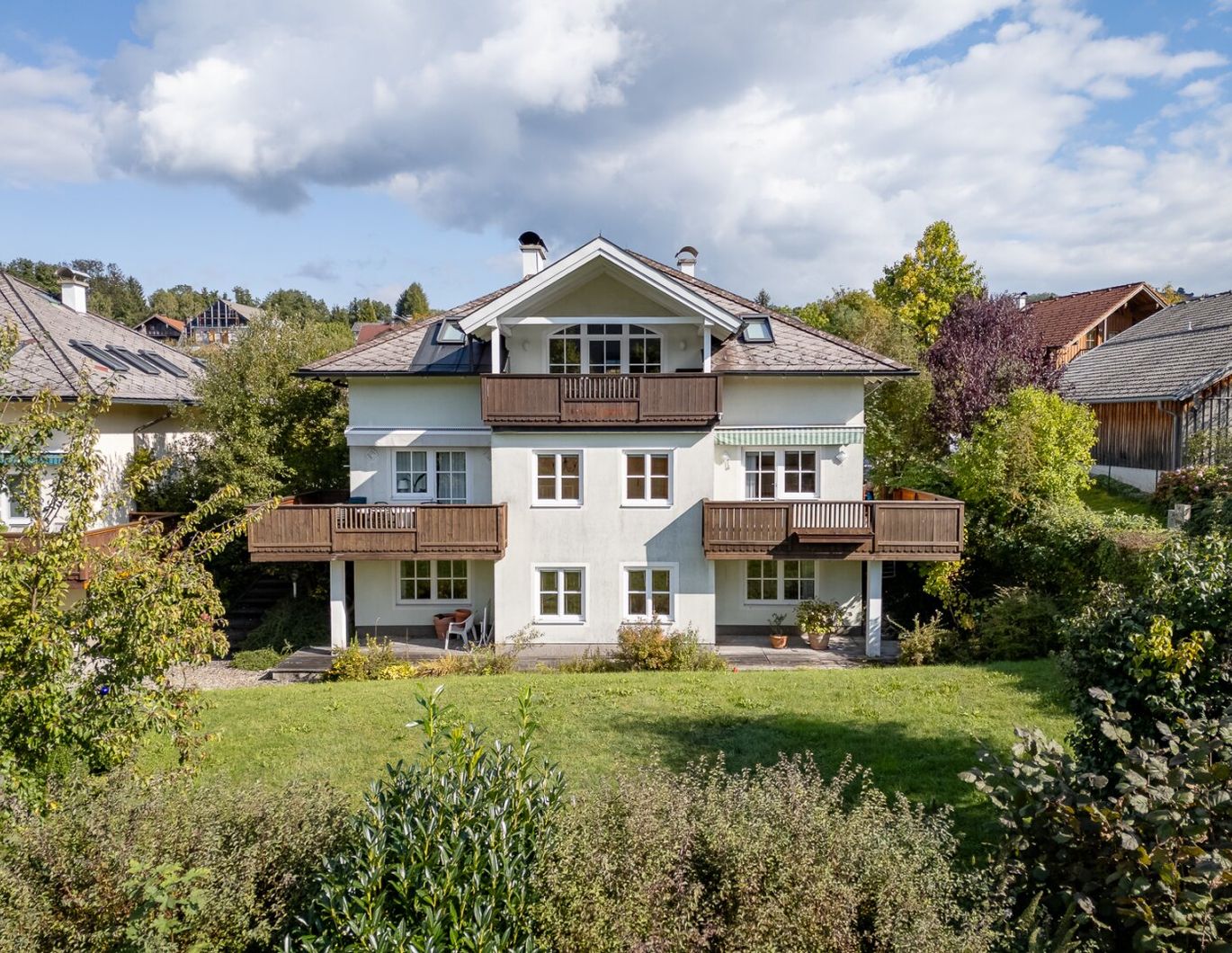 Leben, wo andere Urlaub machen - 6-Zimmer-Maisonette mit Seeblickidylle am Irrsee