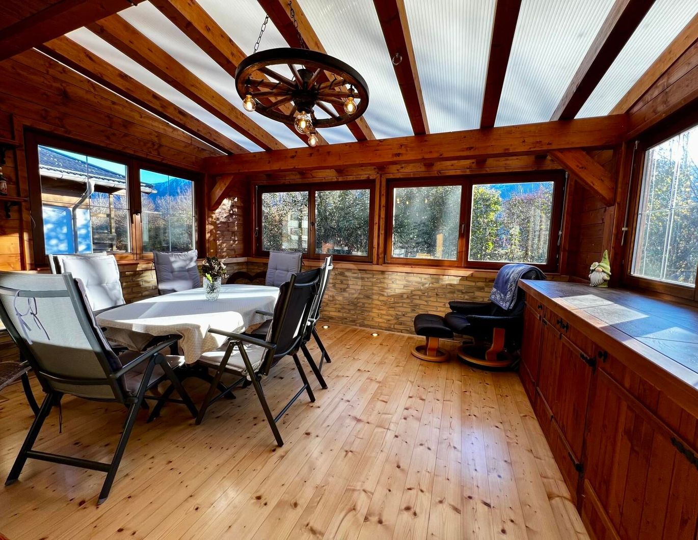 PREISHIT! SANIERT MIT SONNIGEM WINTERGARTEN UND SUPER AUFTEILUNG!