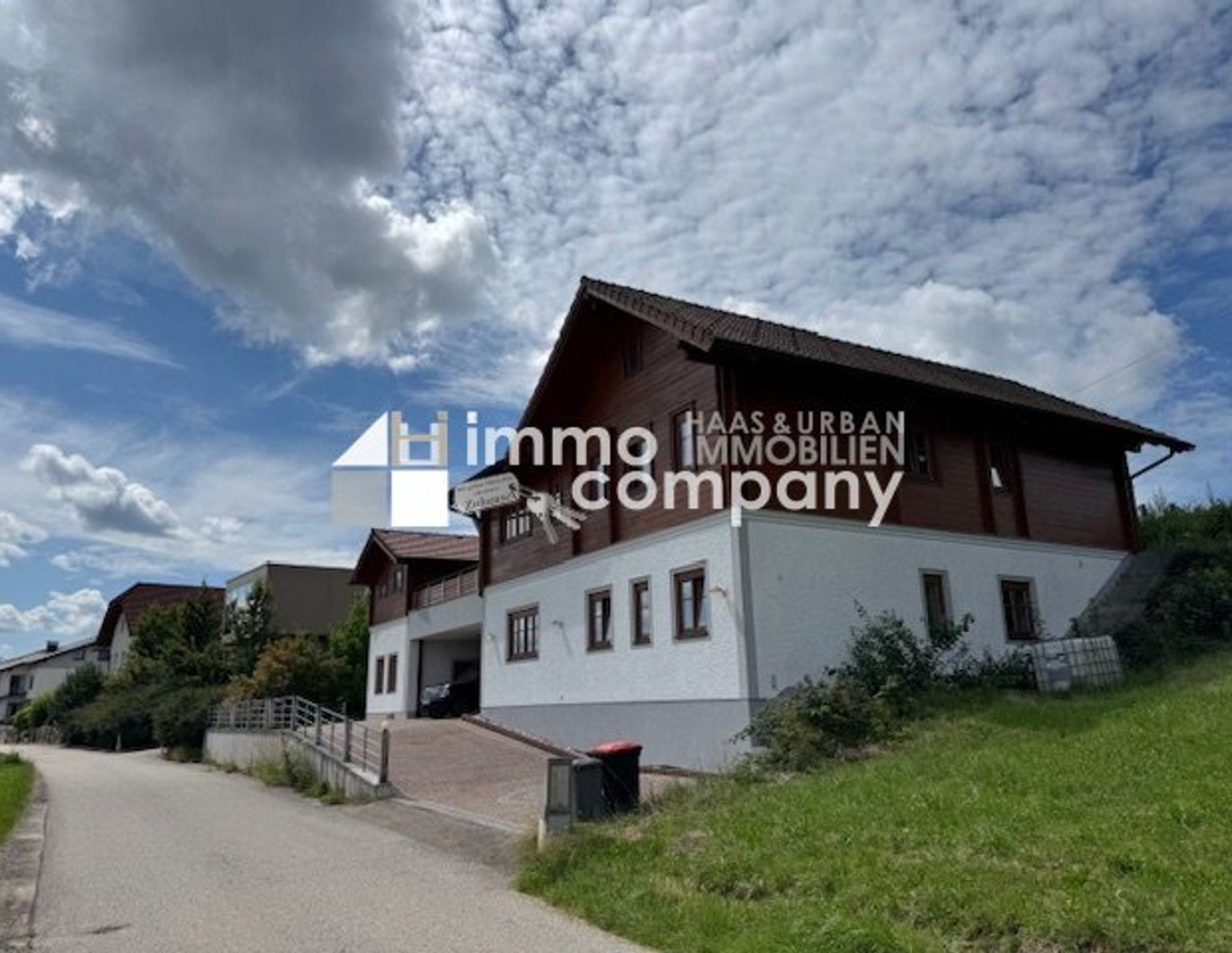 Großzügiges Wohnhaus und Office, top gepflegt! In 9 Minuten am Attersee!