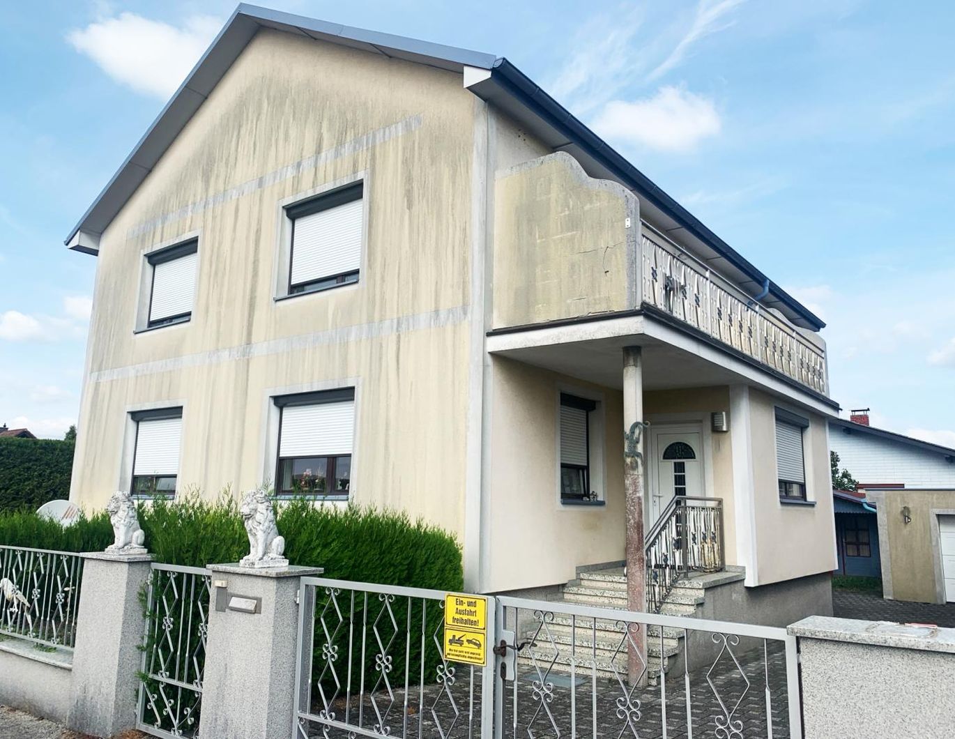 In Abwicklung! Geräumiges Miethaus , auch für zwei Familien geeignet.