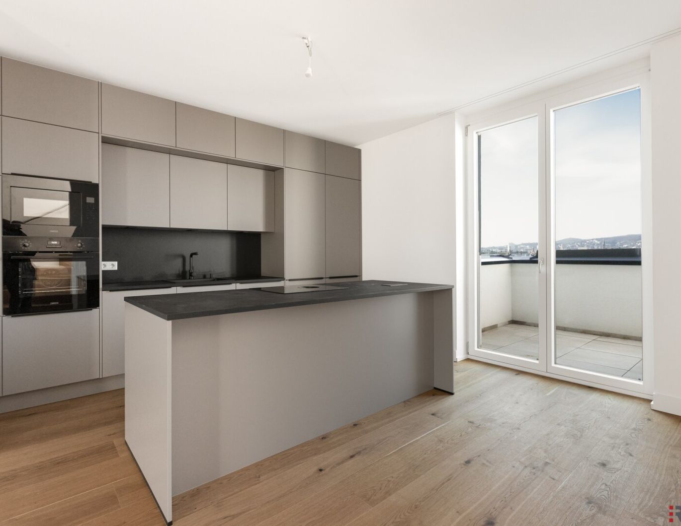 CITY VIEW & STYLE II MODERNE DACHGESCHOSSWOHNUNG II PANORAMAFENSTER II TERRASSE + DACHTERRASSE MIT TRAUMBLICK II NÄHE UHLPLATZ II ANLEGERPREIS