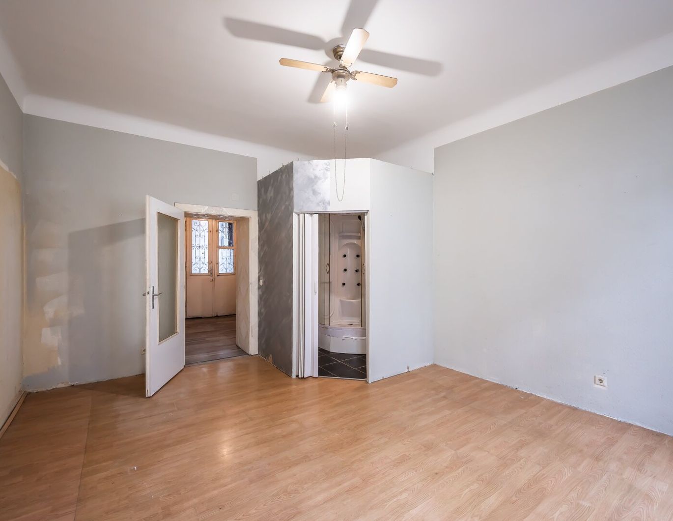 ++NEU++ Kompaktes Altbau-Apartment mit viel Potenzial - perfekt für kreative Lösungen