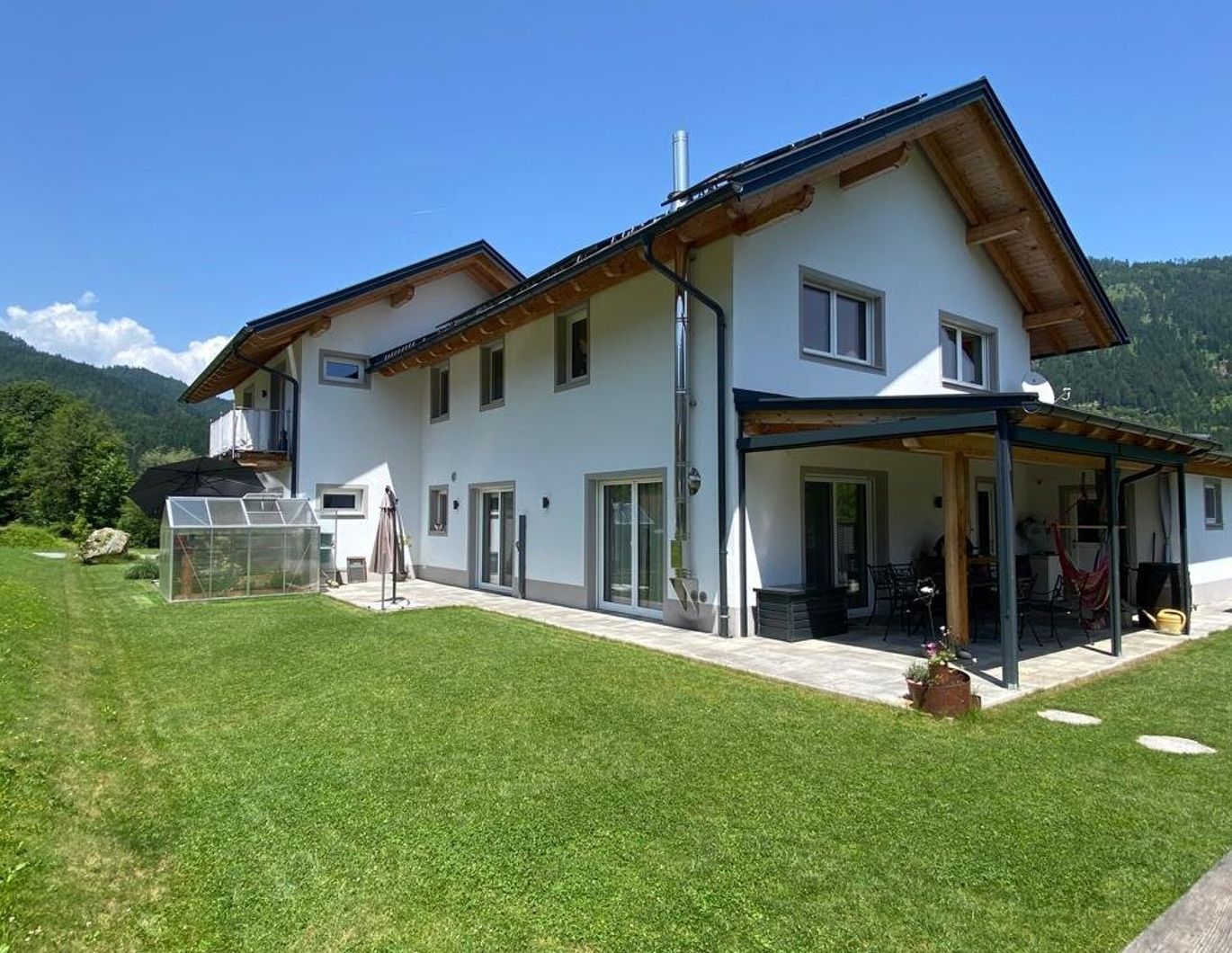 Alpine Luxus-Refugium im Gitschtal: Modernes Wohndesign mit zwei exklusiven Rendite-Suiten nahe dem Weissensee