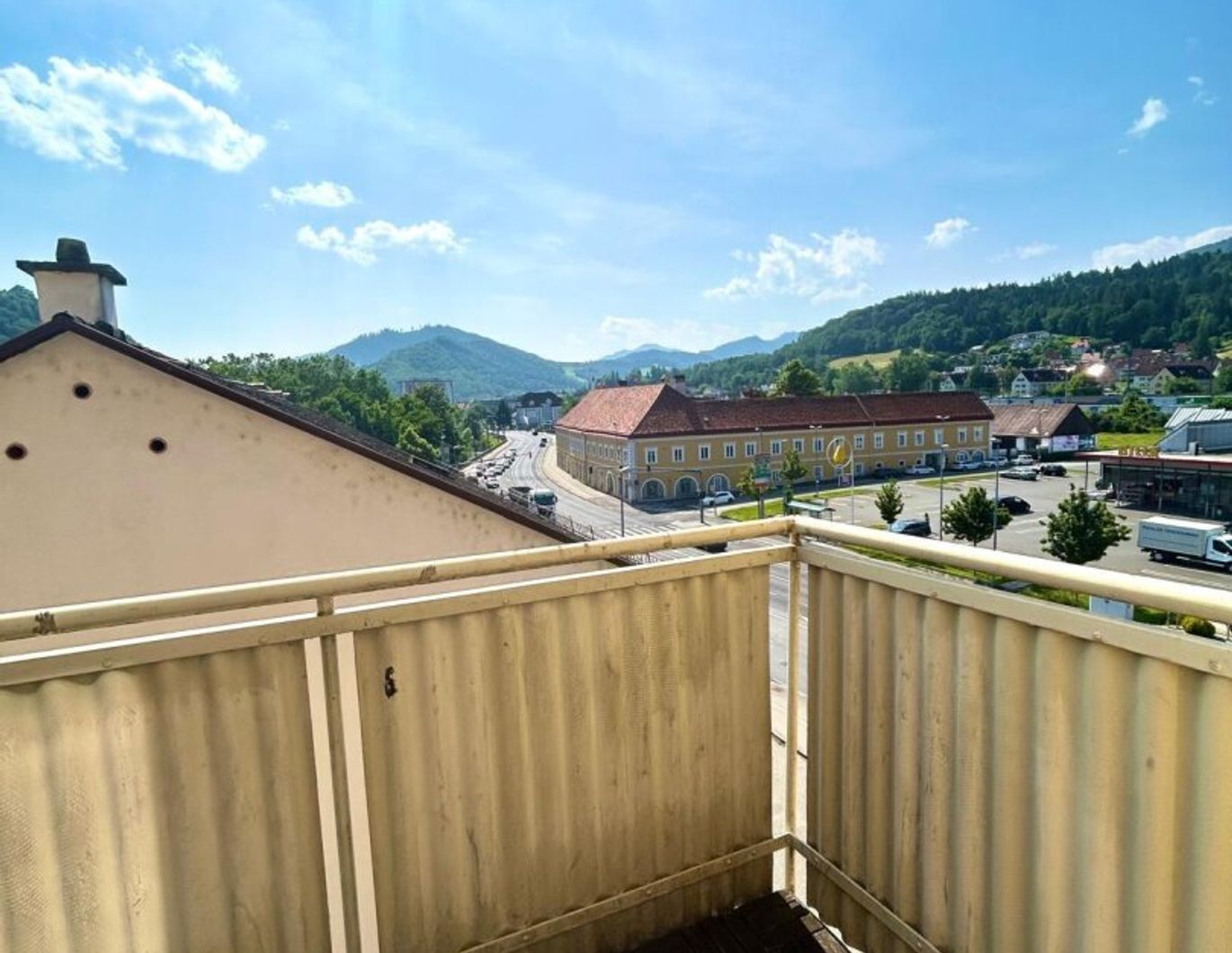 AB 01.05.2026 VERFÜGBAR I MODERN SANIERT I ZENTRALE LAGE I BALKON I CARPORT OPTIONAL I HAUSTIERE WILLKOMMEN I DUSCHE I WG TAUGLICH I PROJEKT WOHNEN I