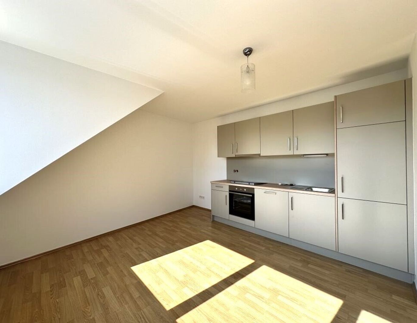 Sanierte, sehr helle 2-Zimmer-Wohnung mit neuer Tischlerküche und perfekter Raumaufteilung im Grazer Bezirk Liebenau - Provisionsfrei!