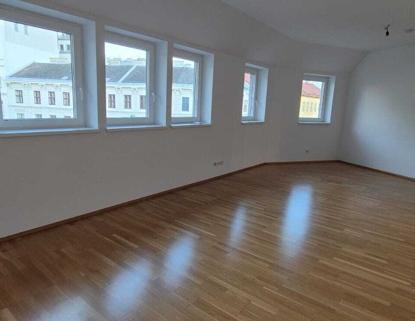 2-ZIMMER-DACHGESCHOSSWOHNUNG MIT TERRASSE UND EINBAUKÜCHE!