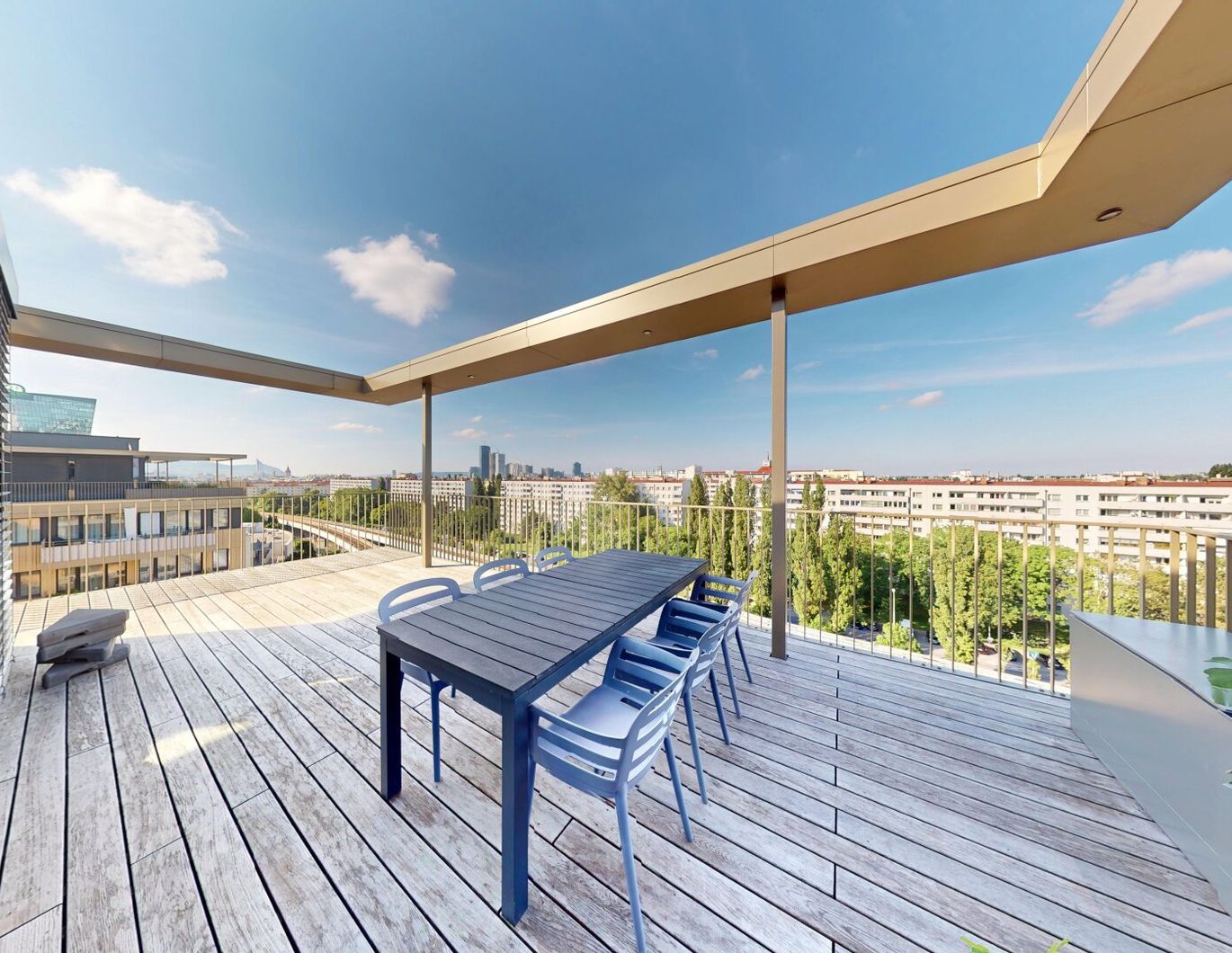 Korso: Penthouse mit XXL-Terrasse im Viertel Zwei | Garage | 360°-Tour